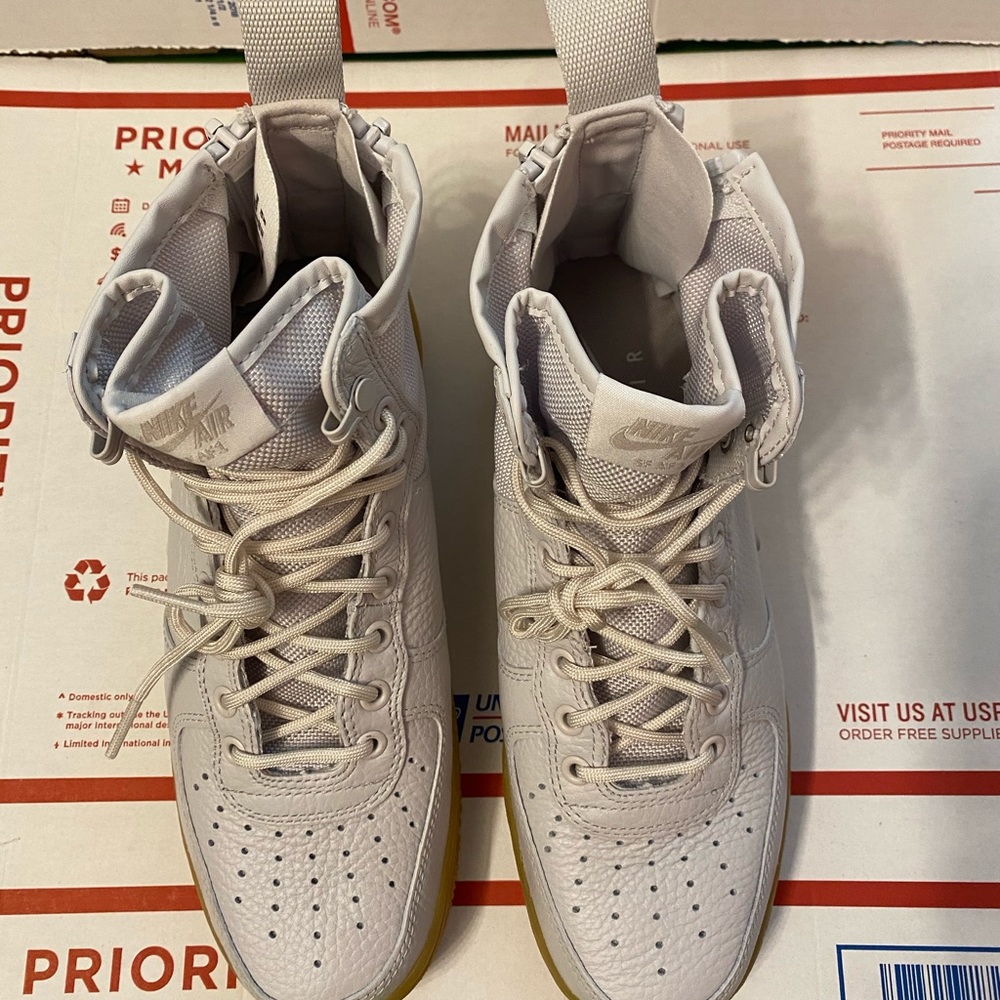 NIKE Women's SF Air Force 1 Mid 'Vast Grey'